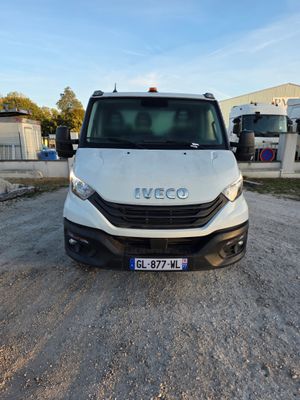 une camionnette blanche garée dans un parking