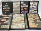 de nombreux types de timbres différents exposés sur une table