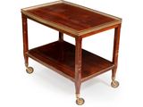 une image représentant une table en bois munie de roulettes et sur laquelle se trouve un plateau