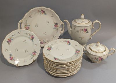 plusieurs assiettes et tasses et une théière sur la table