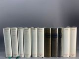 plusieurs livres sont alignés sur une surface grise