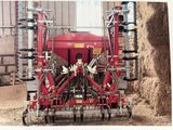 une photo d'un tracteur équipé d'un semoir