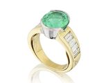 une bague en émeraude et diamant