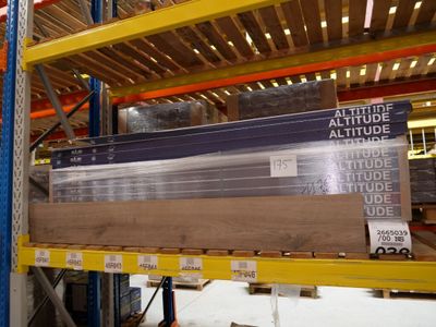 beaucoup de cartons sur une étagère dans un entrepôt