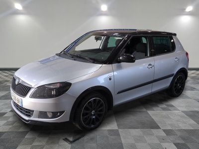 la petite voiture argentée est garée sur un carrelage à carreaux