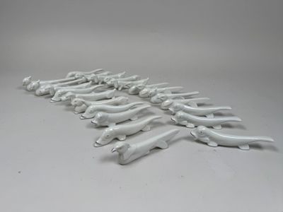 de nombreux outils à main en plastique blanc posés sur une surface blanche