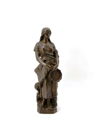 statue en bronze représentant une femme avec un panier de fleurs sur les genoux