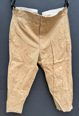 un vieux pantalon suspendu à une corde à linge