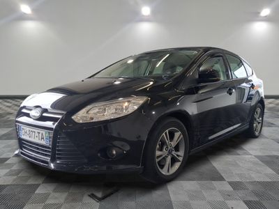 la photo d'une voiture noire garée sur un sol en damier