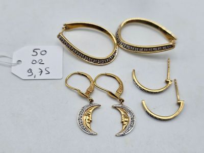 trois paires de boucles d'oreilles en or et en argent et une étiquette de prix