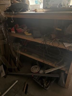 une photo d'un établi encombré d'objets