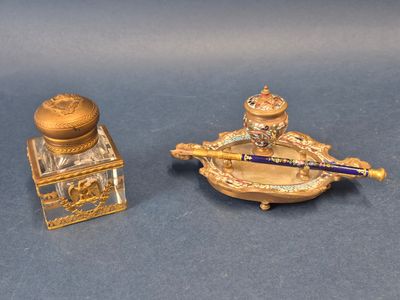 deux petits objets posés sur une surface bleue