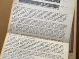 un livre ouvert sur lequel se trouve une feuille de papier