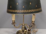 une photo d'une lampe de table surmontée d'un abat-jour noir