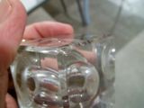 une personne tenant un objet en verre transparent dans sa main