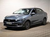 La Fiat grise est garée dans une pièce blanche.