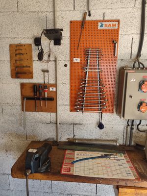 une table sur laquelle sont posés un certain nombre d'outils
