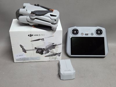 un boîtier avec une télécommande et un boîtier avec une télécommande