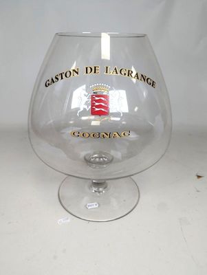 un verre contenant un phare rouge et blanc
