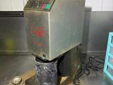 une machine posée sur le sol de la cuisine