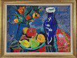 un tableau représentant un vase bleu contenant des fleurs et des fruits