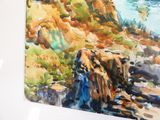 une photo d'un tableau accroché au mur près de l'eau