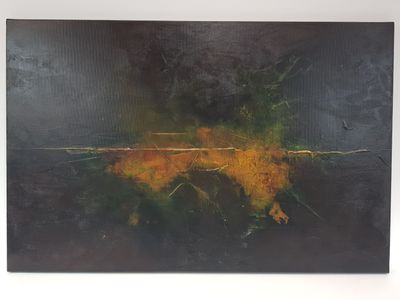 une peinture abstraite sur fond noir, avec des touches de jaune et de vert