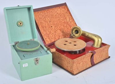 un vieux tourne-disque dans une valise, à côté d'un autre vieux tourne-disque