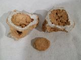 deux morceaux de nourriture posés sur une serviette blanche