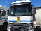 deux camions garés l'un à côté de l'autre dans un parking