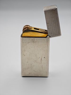 un gros plan d'un briquet argenté contenant un briquet