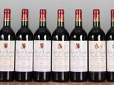 plusieurs bouteilles de vin alignées sur une étagère