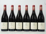 six bouteilles de vin rouge sont alignées sur une table