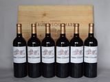 six bouteilles de vin rouge devant une caisse en bois
