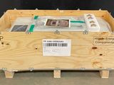 une boîte en bois contenant quelques objets