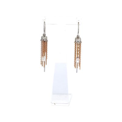 boucles d'oreilles en argent et en or sur fond blanc
