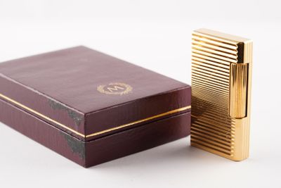 un briquet posé à côté d'une boîte sur une surface blanche