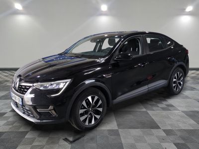Un SUV noir est garé dans une grande pièce au sol carrelé.