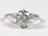 gros plan d'une bague en diamant sur une surface blanche