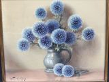 une peinture de fleurs bleues dans un vase sur une table
