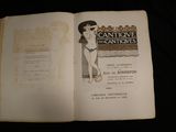 un livre ouvert sur lequel figure l'image d'une femme en robe