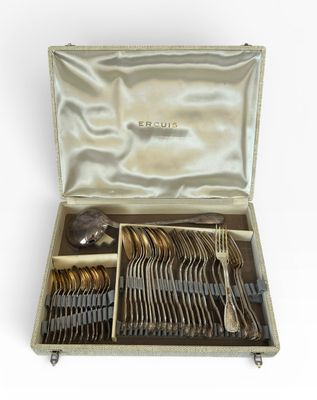 un service d'argenterie dans un coffret comprenant une cuillère, une fourchette et un repose-cuillère