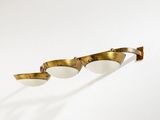 une paire de lunettes plaquées or sur fond blanc