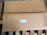 deux cartons posés sur une palette dans une pièce