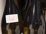 plusieurs bouteilles de vin se trouvent sur une étagère dans un magasin