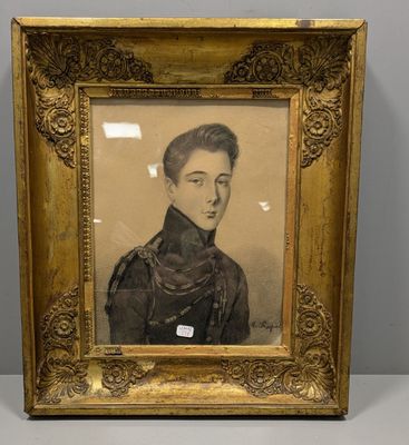 une vieille photo d'un homme en uniforme militaire dans un cadre doré