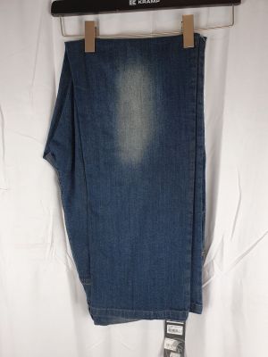 un jean suspendu à un cintre sur un drap blanc
