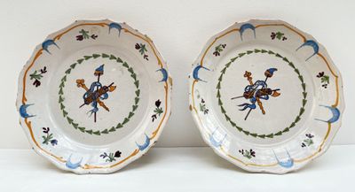 deux assiettes avec des motifs différents