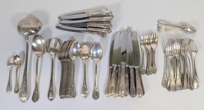 beaucoup de cuillères et de couteaux en argent sur la table