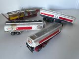 quatre camions miniatures posés sur une table